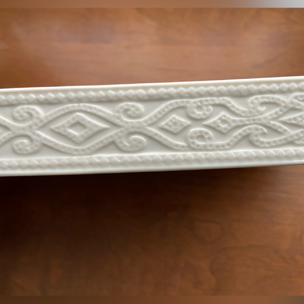 Elegant White Ceramic Embossed Tray - Picture 2 of 3